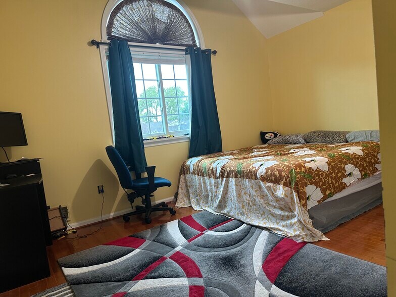 bedroom 2 pic1 - 62 Brittany Cir