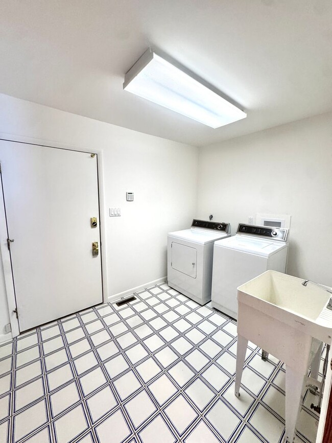 Building Photo - GRAND FIVE BEDROOM HOME