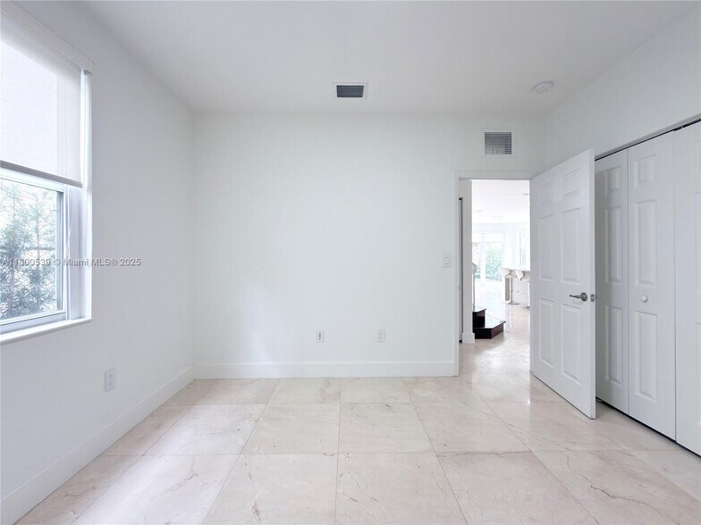 Building Photo - 10423 NW 70th Ln