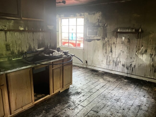 Primary Photo - HANDYMAN SPECIAL! NO CREDIT CHECK or BACKG...