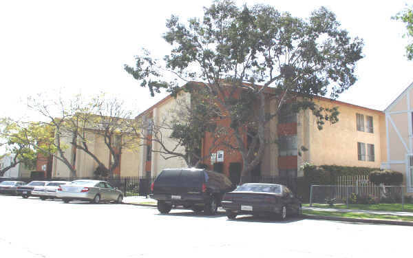 Building Photo - 1585-1595 Chestnut Ave