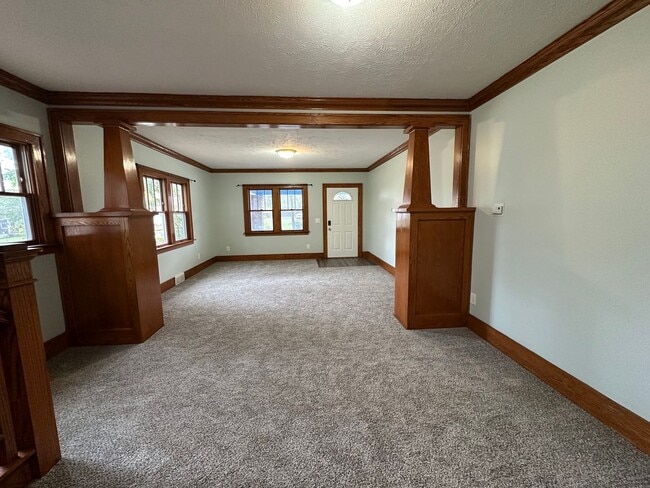 Building Photo - Move in Special - $500 off November rent -...