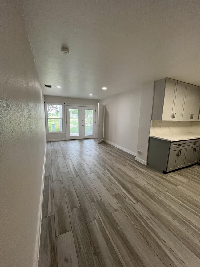Building Photo - 1800 Country Club Dr