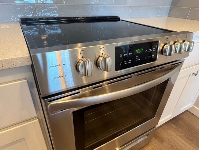 Building Photo - Beautiful, Newer Townhome!  Walking distance to many amenities.