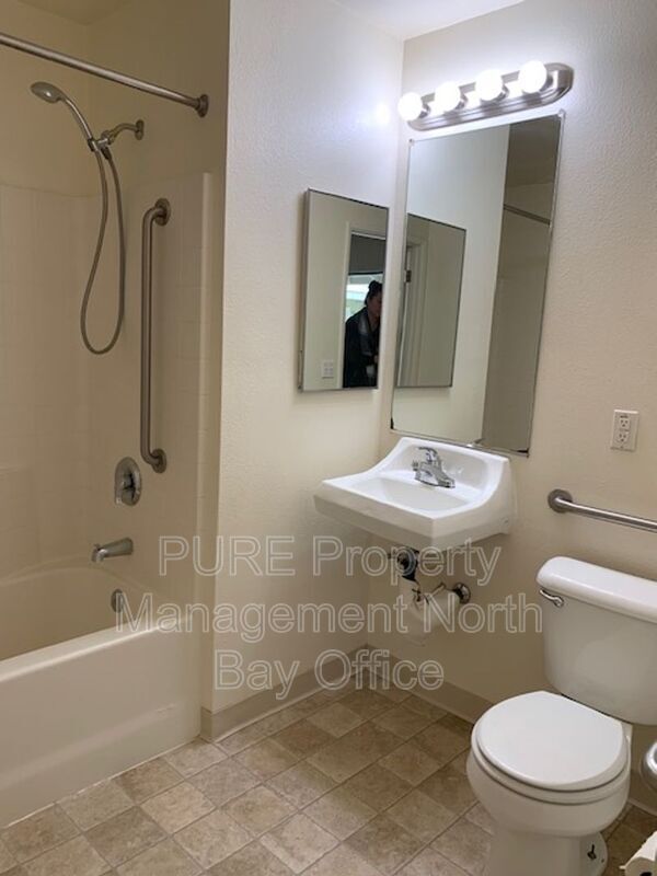 Building Photo - 2155 Meadowbrook Ct