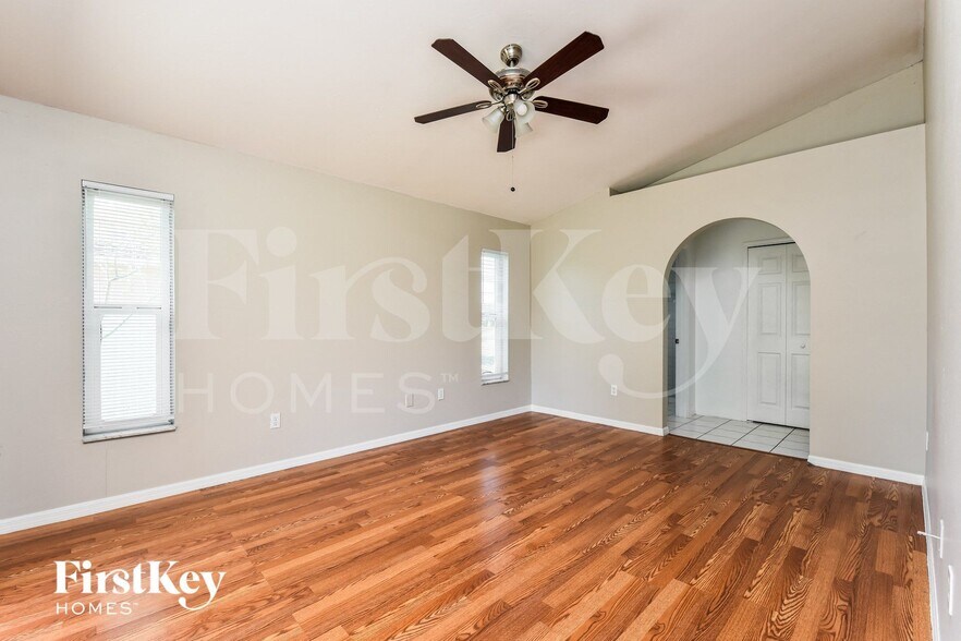 Building Photo - 633 SW 9th Ave