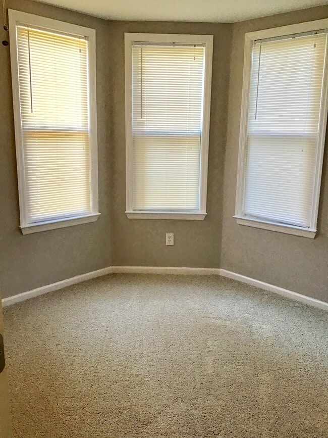 Building Photo - Upgraded 2 Bed/2 Bath plus Den HOME 1100 sq ft. Unit...A Must See!!!
