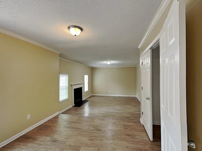 Building Photo - 408 Leafmore Rd SW