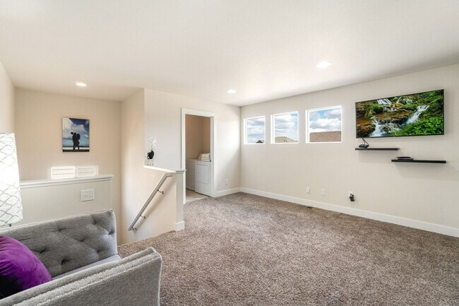 Building Photo - New and Modern Home