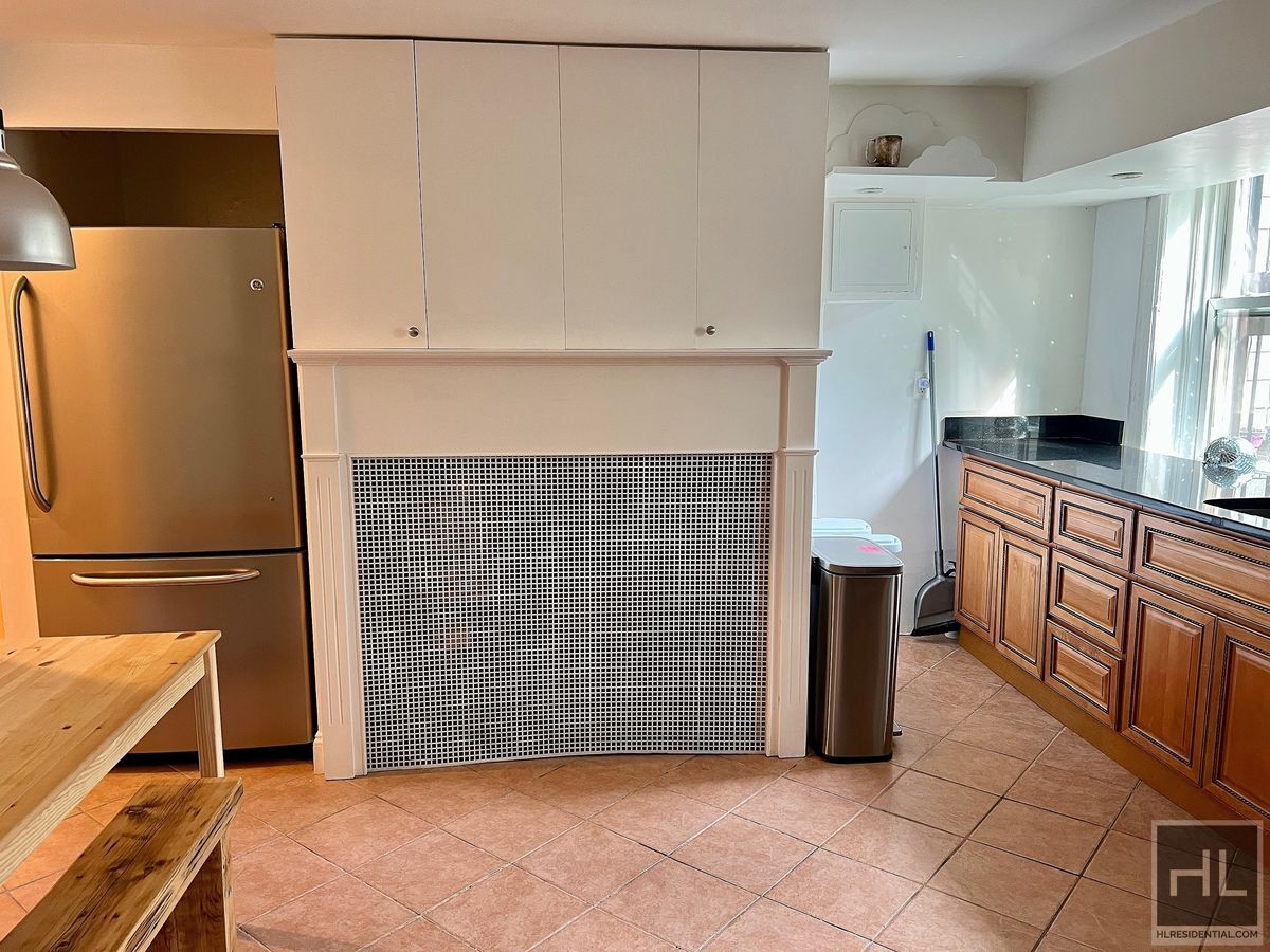 Building Photo - 1BR 1BA Private Garden Level Floor Through...