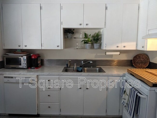 Building Photo - 223 Dayton St