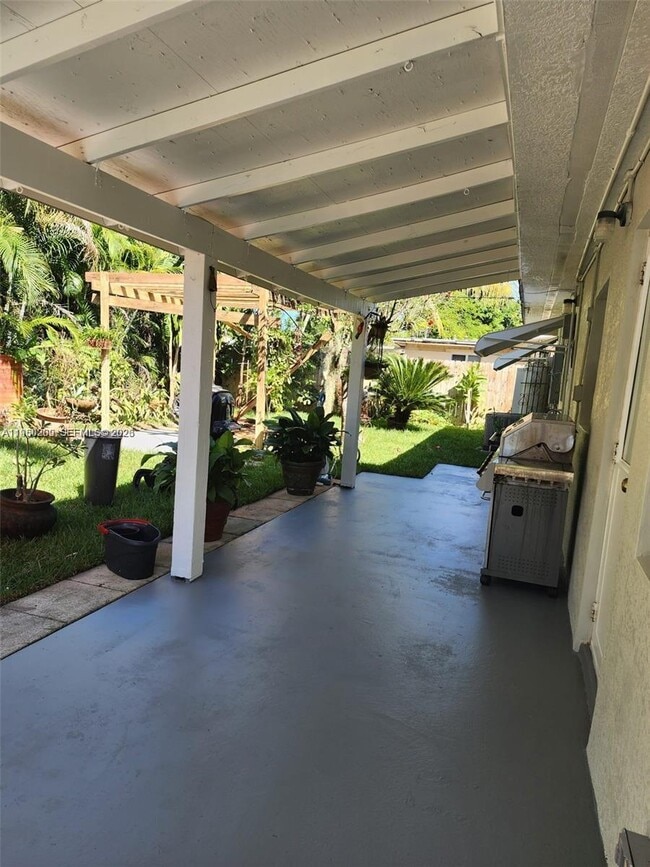 Building Photo - 1561 NE 29th St