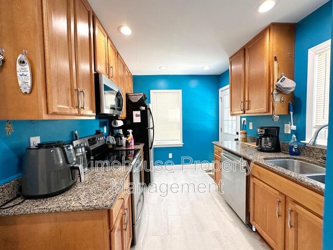 Building Photo - 8803 Tidewater Dr