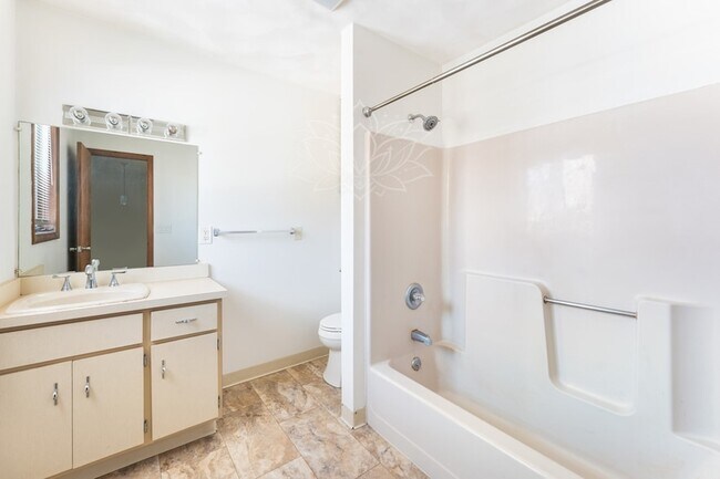 Building Photo - 621 N Rogers Ave