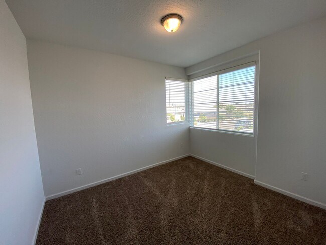 Building Photo - Corner lot Woodside Home in NW Visalia com...