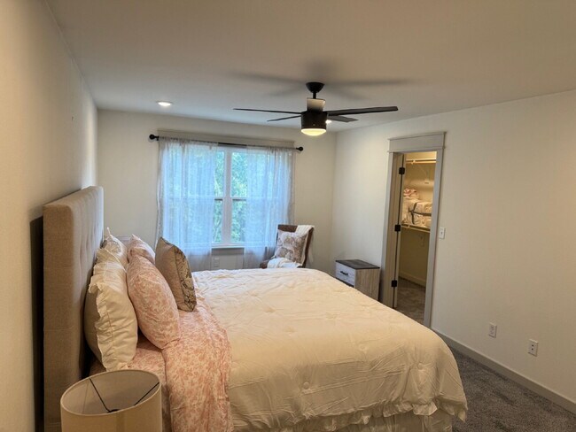 Building Photo - Charming Furnished 3-Bedroom 2 Bath Home i...