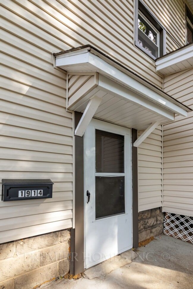 Building Photo - 3 Bed Home with Private Parking & Yard – $1,495/mo