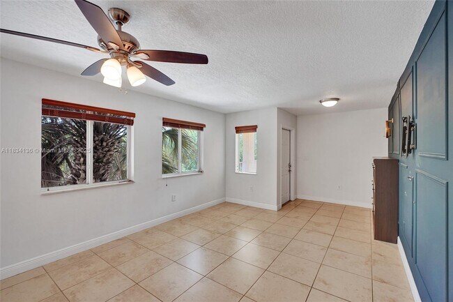 Building Photo - 6235 SW 47th Manor