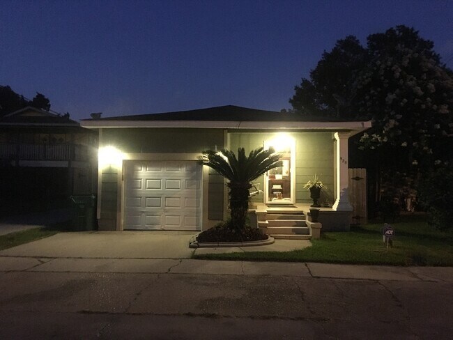 Building Photo - 525 Maple Ave