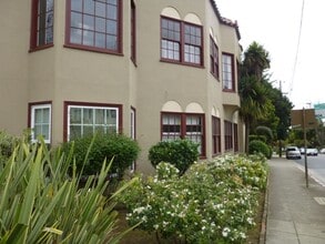 Building Photo - Spacious one-bedroom apartment with Harwoo...