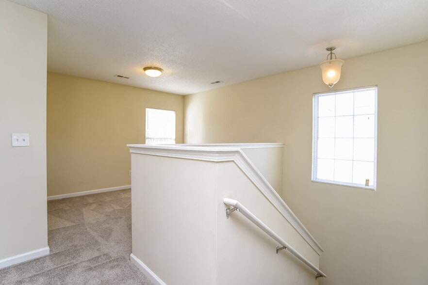 Building Photo - 5231 Fernhill Dr