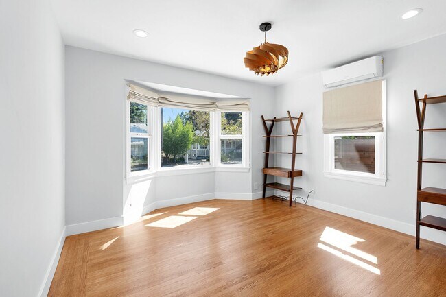 Building Photo - Charming Updated 2 bed, 2 bath Home near D...