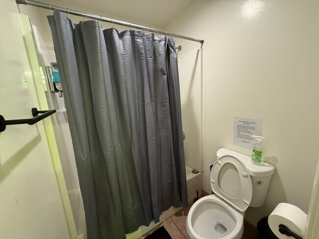 Building Photo - Large 5 Bed 3 Bath Home on East Falls - Popular Street Close to Campus!!!