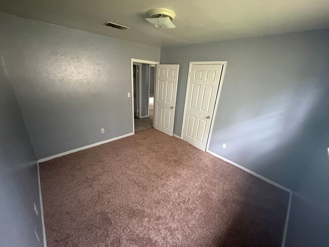 Building Photo - Large 3BR/2BA Home in Southern Hills Rent $1,100 / Deposit $700