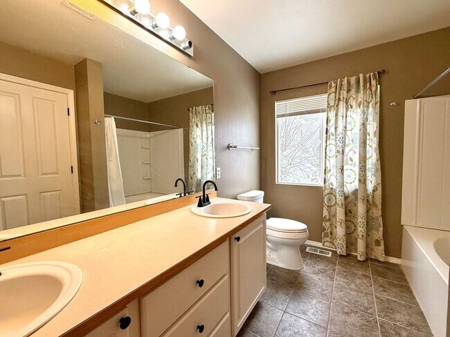 Building Photo - Bright Sammamish Home with Fully Fenced Yard