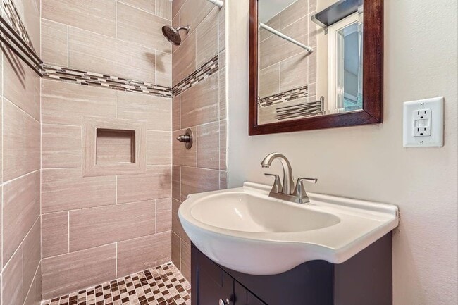 Building Photo - 3128 Beech Dr