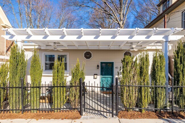 Building Photo - Fully Furnished Cottage by Yale
