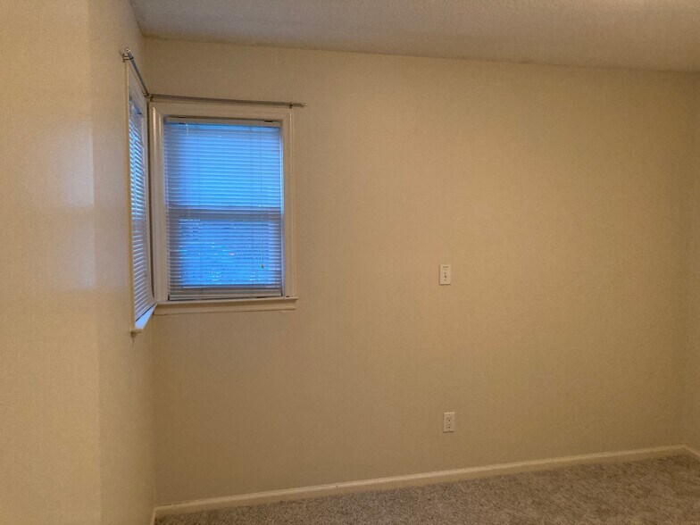 2nd downstairs bedroom - 103 Lisa Ln