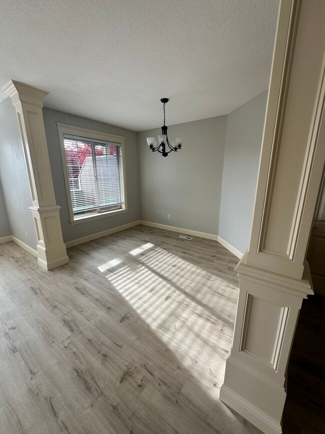 Building Photo - Beautiful 2 Story Town Home - Riverview Te...