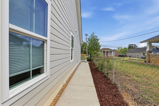 Building Photo - 705 Woodmore Ln