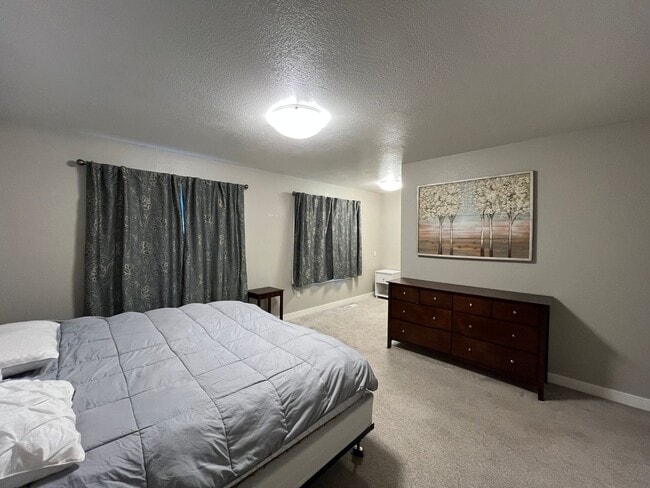 Building Photo - Move-in Ready 3 Bedroom Downtown Home