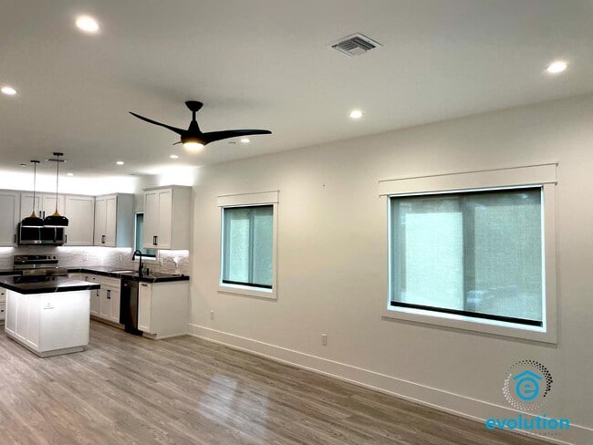 Building Photo - 8673 Golf Dr