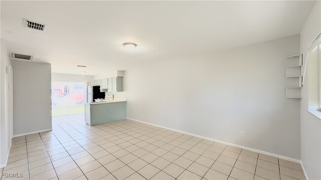 Building Photo - 427 NE Pine Island Ln