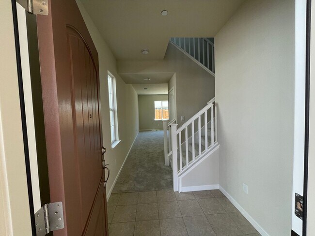 Building Photo - Newer Florsheim Home
