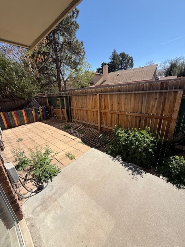 Building Photo - Cute hide away in the NE heights
