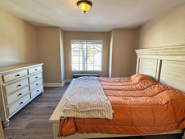 Building Photo - Beautiful and Bright 2-Bedroom Condo