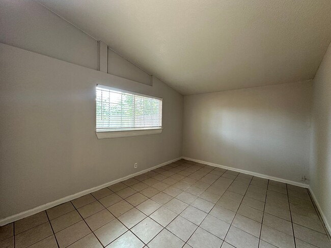 Building Photo - 3 Bedroom Home In Sacramento