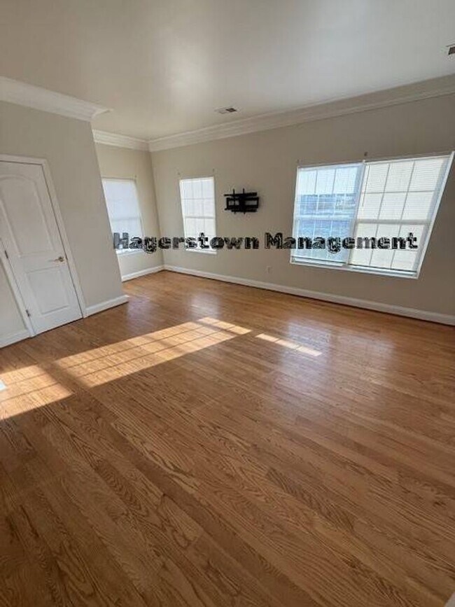 Building Photo - Halfway Townhouse - close to shopping and dining