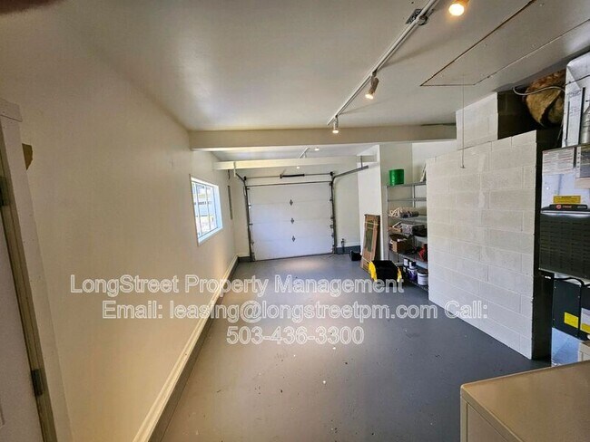 Building Photo - 6515 SE Steele St