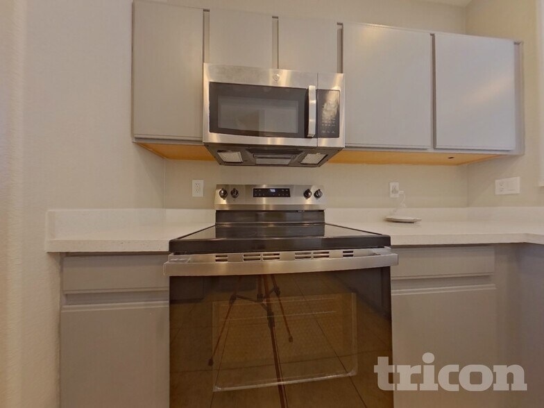 Building Photo - 83 5th Ave W