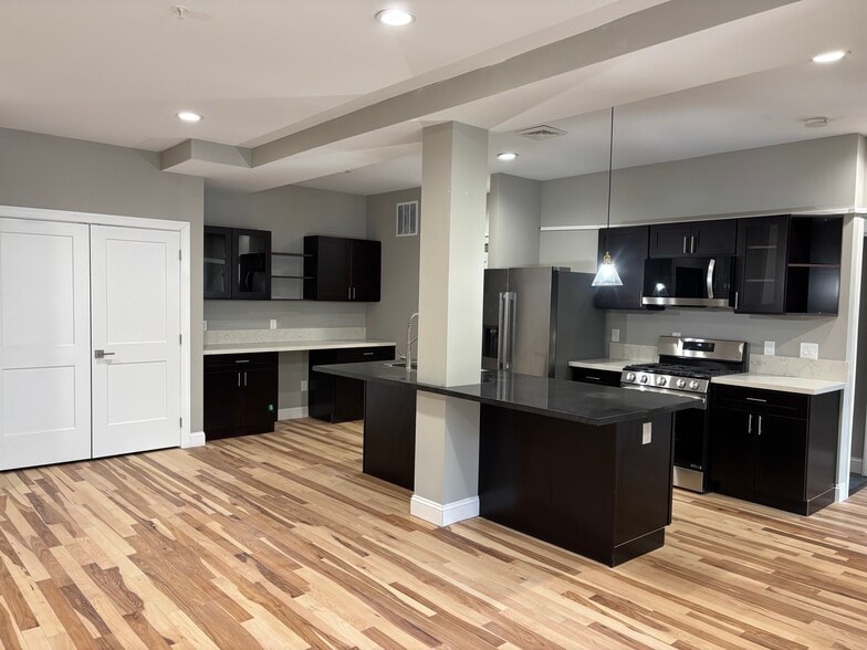 Building Photo - Dutchtowne Pointe