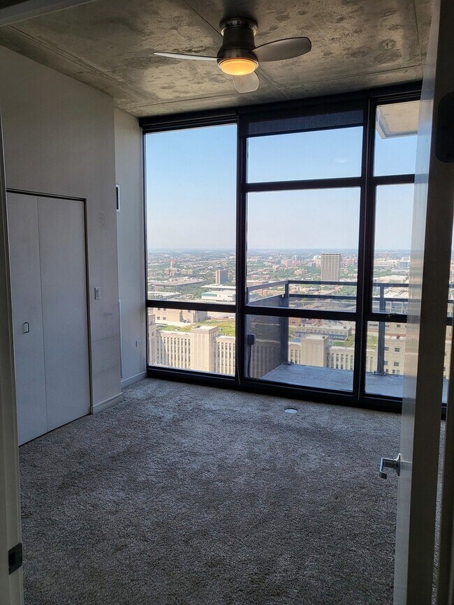 Building Photo - 235 W Van Buren St