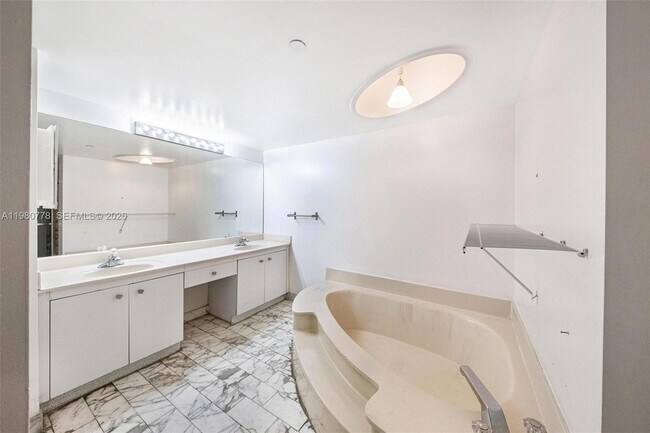 Building Photo - 2000 Towerside Terrace