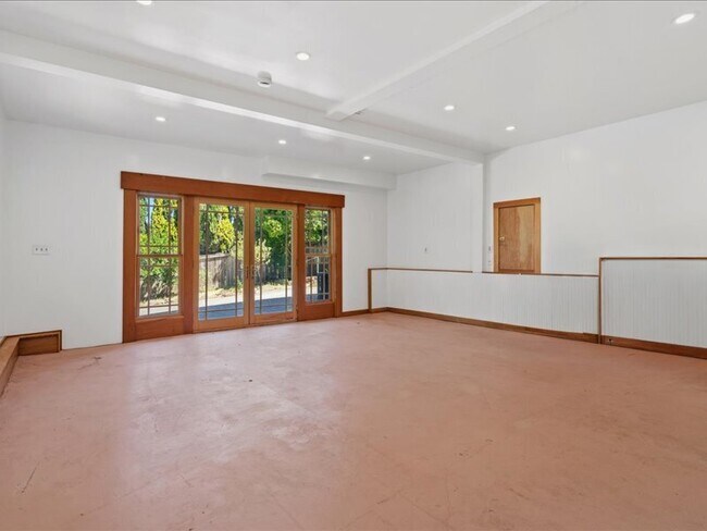 Building Photo - 930 Valley View Dr