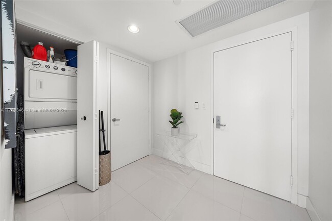 Building Photo - 495 Brickell Ave
