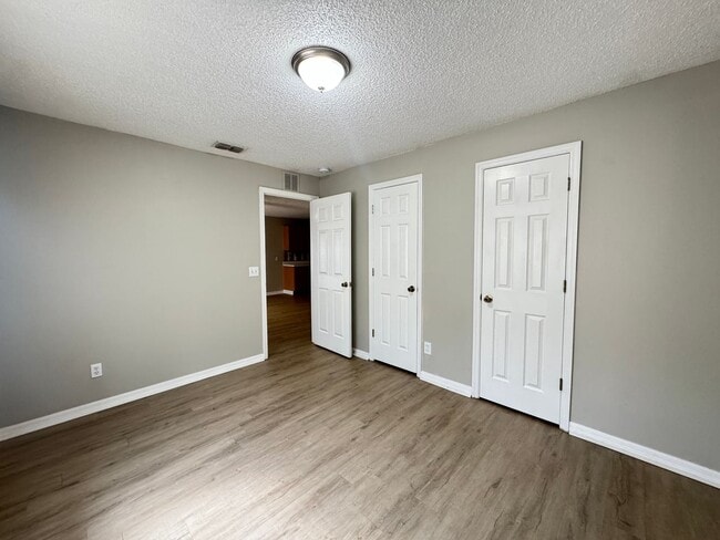 Building Photo - Beautiful 3/2 Duplex in St. Cloud